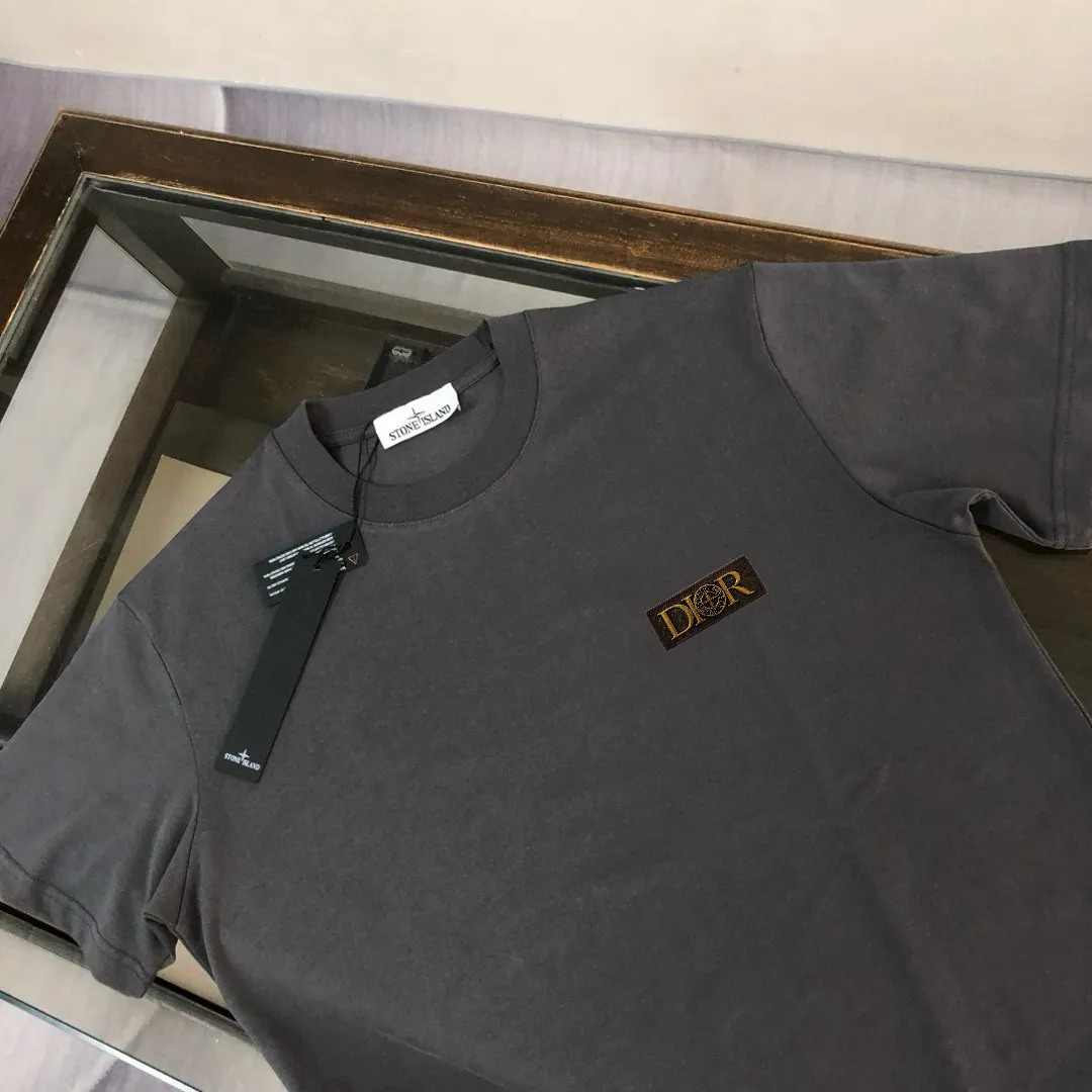 P150 A⭐️Stone Island Latest Couple Style Round Neck Short Sleeve Couple T-shirt ~ Spring and Summer New Product High Quality 🔥🔥Customized Unique Compass Logo Embroidery Logo Embellishment ~ Fashionable and Versatile Trendy Style Customized Imported Fabrics! Comfortable to wear, breathable, fashionable without losing personality, the upper body is casual and casual, handsome and stylish, showing the temperament of a big brand. All three standards are complete! ! Color: Black White Dark Gray Brown Size: SMLXLXXL